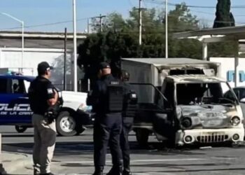 Arde camioneta en la Zona Industrial