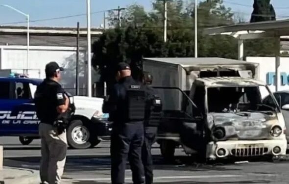 Arde camioneta en la Zona Industrial