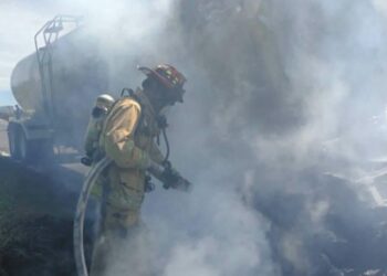Pipa cargada con leche se incendia en la carretera 57