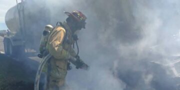 Pipa cargada con leche se incendia en la carretera 57