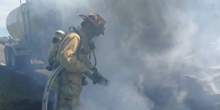 Pipa cargada con leche se incendia en la carretera 57