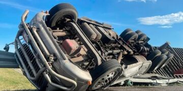 Tráiler vuelca en la carretera a Zacatecas; conductor resulta ileso