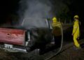 Pérdida total: camioneta queda reducida a cenizas tras repentino incendio