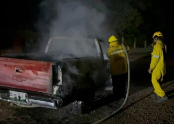 Pérdida total: camioneta queda reducida a cenizas tras repentino incendio
