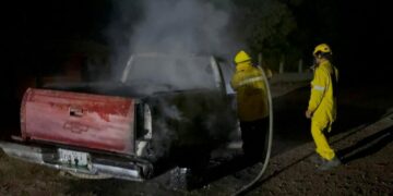 Pérdida total: camioneta queda reducida a cenizas tras repentino incendio