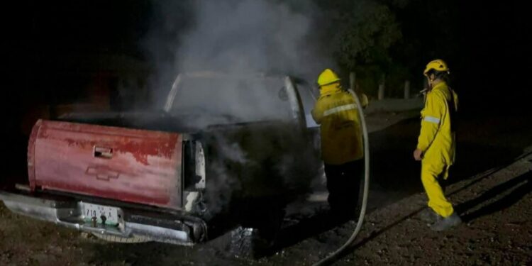 Pérdida total: camioneta queda reducida a cenizas tras repentino incendio
