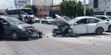 Choque entre dos vehículos genera afectaciones viales en avenida Universidad