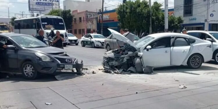 Choque entre dos vehículos genera afectaciones viales en avenida Universidad