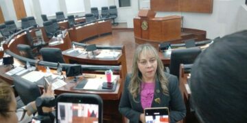 Encaran a presidenta del Congreso por sesionar a puerta cerrada