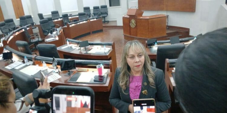 Encaran a presidenta del Congreso por sesionar a puerta cerrada