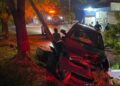Camioneta choca contra poste y árbol; conductor abandona la unidad