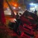 Camioneta choca contra poste y árbol; conductor abandona la unidad