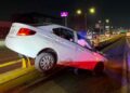Automóvil termina volcado en avenida Salvador Nava