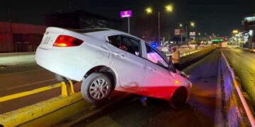 Automóvil termina volcado en avenida Salvador Nava