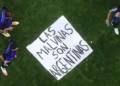 Reino Unido pide a la FIFA investigar a Argentina después de que jugadores mostraran una pancarta de las Malvinas/Falklands tras la victoria sobre Inglaterra