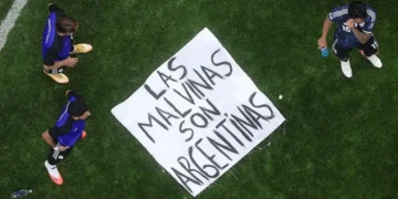 Reino Unido pide a la FIFA investigar a Argentina después de que jugadores mostraran una pancarta de las Malvinas/Falklands tras la victoria sobre Inglaterra
