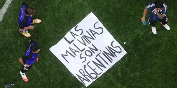 Reino Unido pide a la FIFA investigar a Argentina después de que jugadores mostraran una pancarta de las Malvinas/Falklands tras la victoria sobre Inglaterra