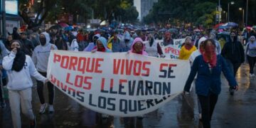 Sheinbaum pide revisar informe de la CNDH que exonera al Ejército por Ayotzinapa