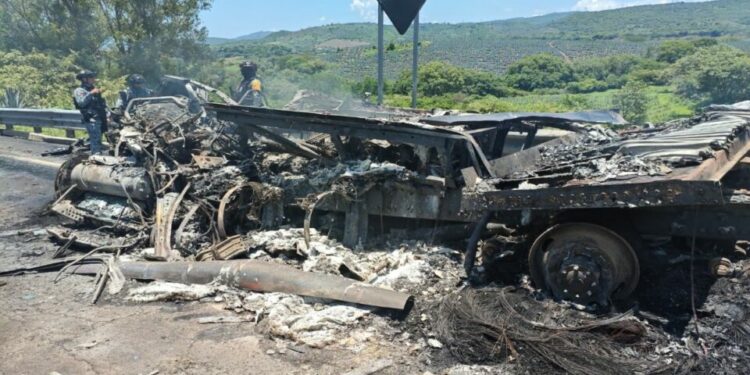 Gobierno de Nayarit confirma 10 fallecidos tras carambola en autopista