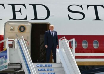Reporteros del New York Times son citados a comparecer tras su cobertura del Air Force One