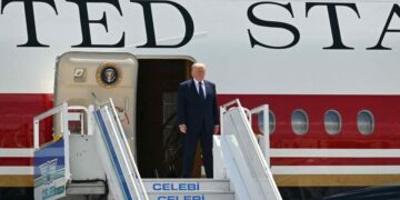 Reporteros del New York Times son citados a comparecer tras su cobertura del Air Force One