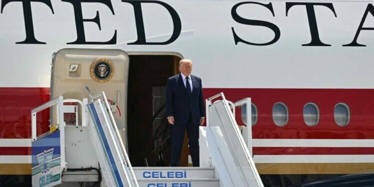 Reporteros del New York Times son citados a comparecer tras su cobertura del Air Force One