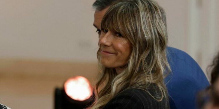 Confirman juicio contra esposa de Pedro Sánchez, ¿por qué delitos?