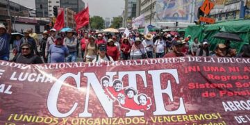 Sheinbaum rechaza acuerdos “en lo oscurito” con la CNTE y reitera consulta nacional al magisterio