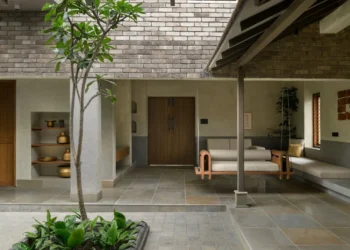 Estilo wada: Esta casa minimalista gira por completo alrededor de un patio central