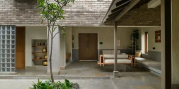 Estilo wada: Esta casa minimalista gira por completo alrededor de un patio central