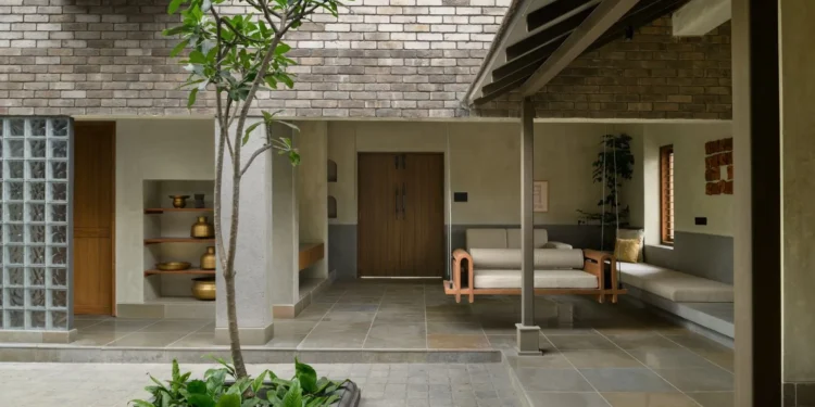 Estilo wada: Esta casa minimalista gira por completo alrededor de un patio central