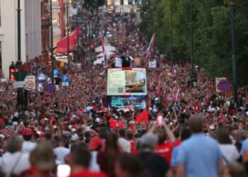 ¡Remada masiva!: Selección noruega recibe una bienvenida de héroes en Oslo