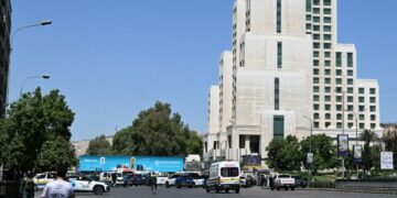 VIDEO | Explotan 2 bombas cerca del hotel donde se hospeda Macron en visita a Siria
