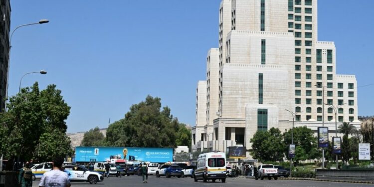 VIDEO | Explotan 2 bombas cerca del hotel donde se hospeda Macron en visita a Siria