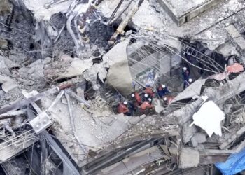 Suben a 18 los muertos por sismo en Japón; sigue búsqueda de sobrevivientes
