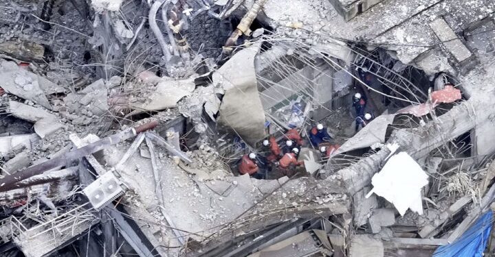 Suben a 18 los muertos por sismo en Japón; sigue búsqueda de sobrevivientes