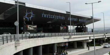 Un pasajero fue succionado fuera del avión en pleno vuelo tras romperse una ventanilla