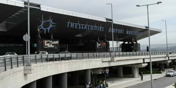Un pasajero fue succionado fuera del avión en pleno vuelo tras romperse una ventanilla