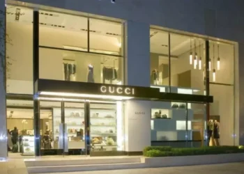 Hombres armados roban una tienda Gucci en Ciudad de México