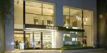 Hombres armados roban una tienda Gucci en Ciudad de México
