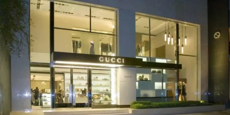 Hombres armados roban una tienda Gucci en Ciudad de México