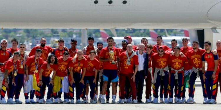 Selección de España llega a Madrid con el trofeo del Mundial 2026