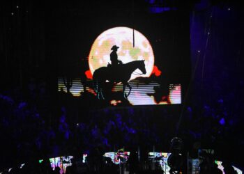 Edén Muñoz hace historia en la FENAPO con concierto de casi cinco horas