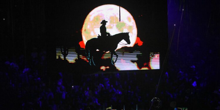 Edén Muñoz hace historia en la FENAPO con concierto de casi cinco horas