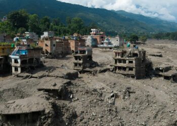 Suspenden rescates en Nepal y Tíbet ante riesgo de nuevo desbordamiento