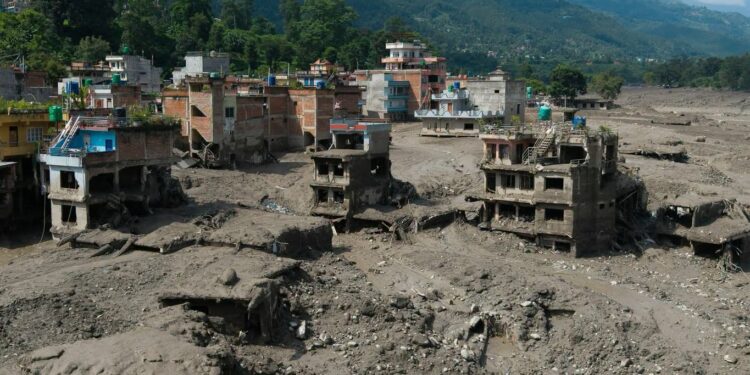 Suspenden rescates en Nepal y Tíbet ante riesgo de nuevo desbordamiento