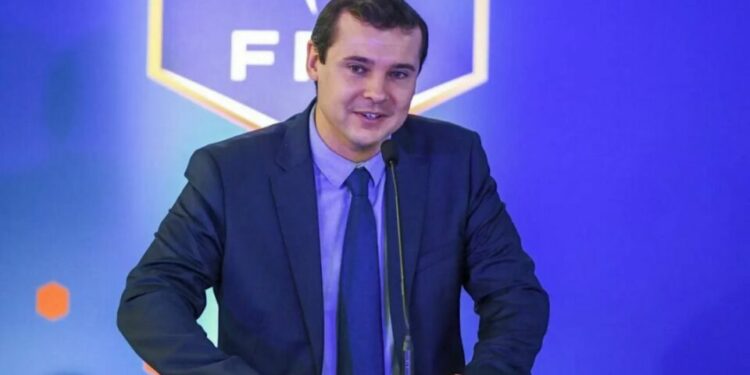 Despide la FIFA a Kevin Lamour tras críticas contra Infantino
