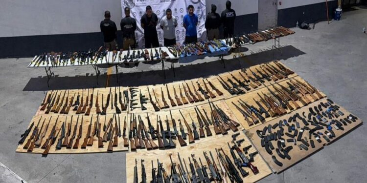 Interceptan en Nuevo León arsenal de 210 armas procedente de Texas para grupos criminales