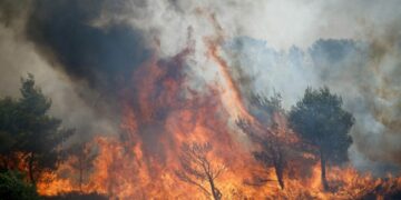 Atenas sigue bajo amenaza por incendios forestales