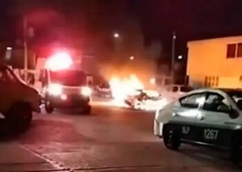 Riña entre pandillas deja un vehículo incendiado y daños en viviendas
